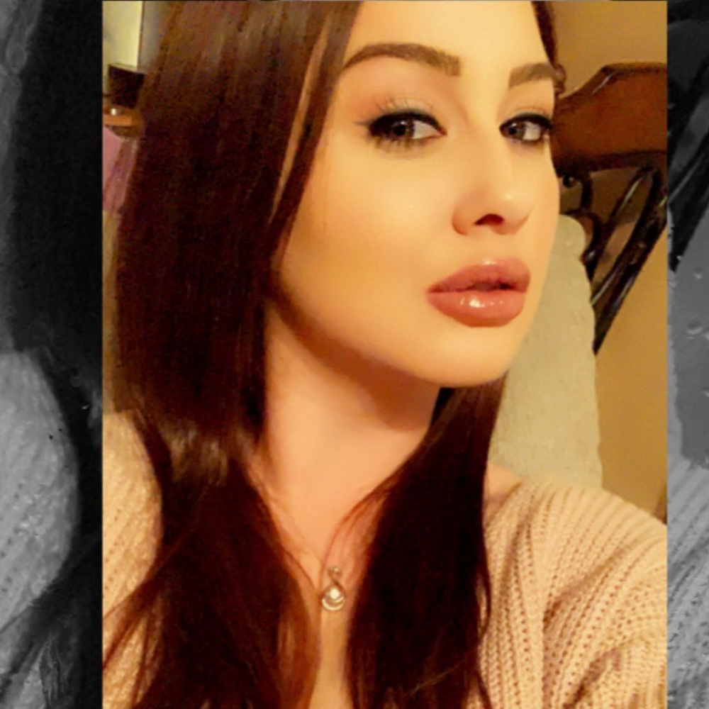 Meet your Posher, Alicia